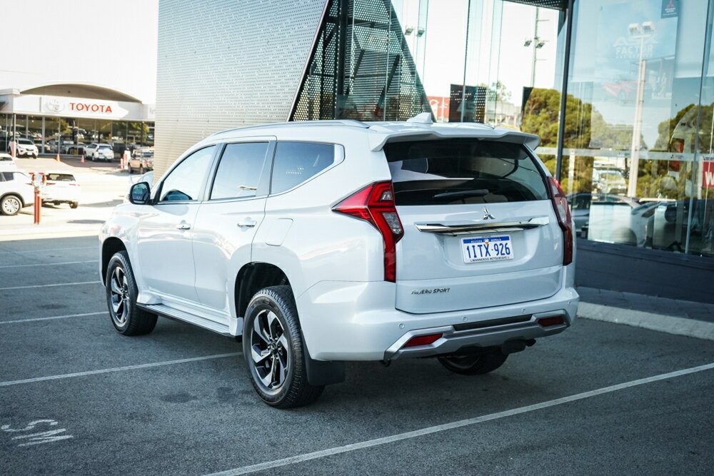 Mitsubishi Pajero Sport image 2