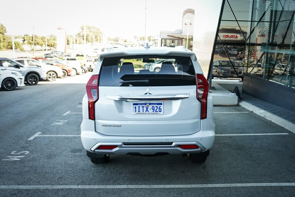 Mitsubishi Pajero Sport image 3