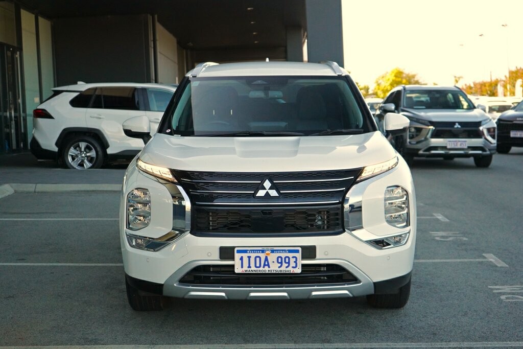 Mitsubishi Outlander image 2