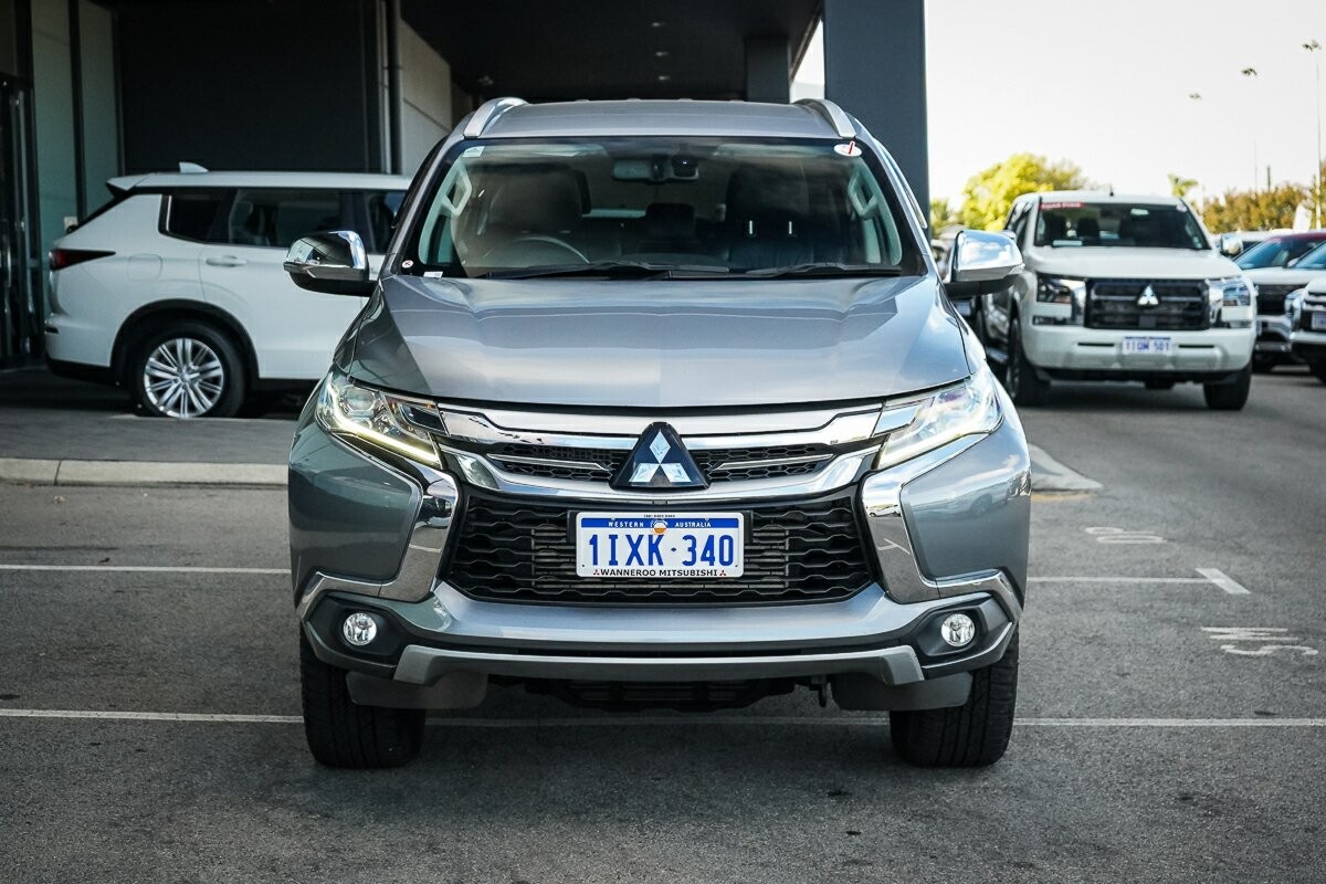 Mitsubishi Pajero Sport image 2