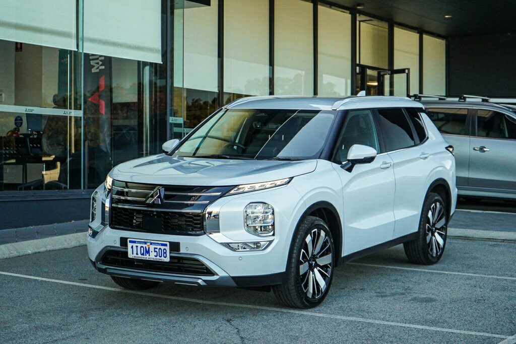 Mitsubishi Outlander image 1