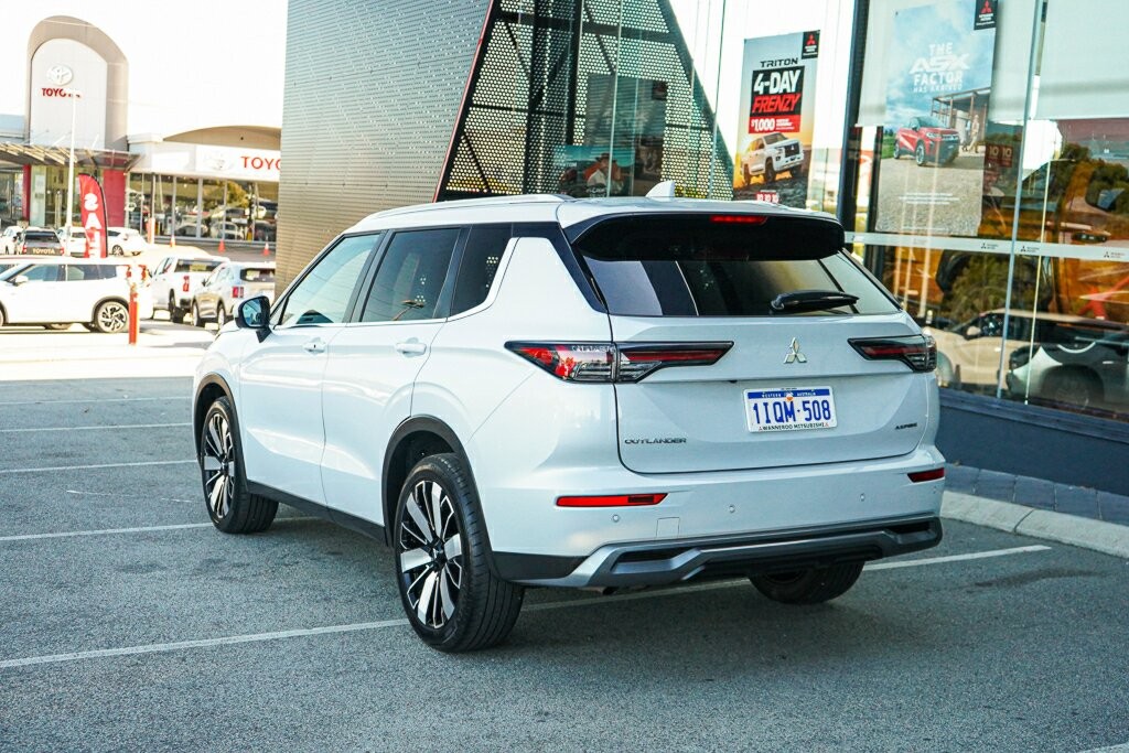 Mitsubishi Outlander image 2