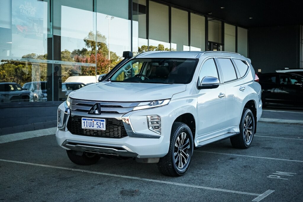 Mitsubishi Pajero Sport image 1