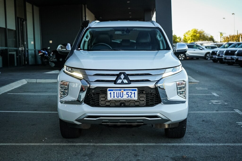 Mitsubishi Pajero Sport image 2