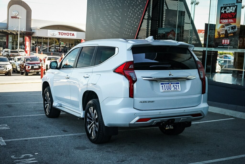 Mitsubishi Pajero Sport image 3