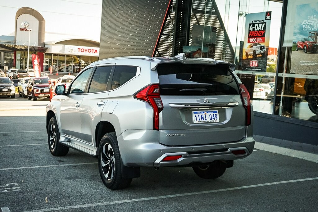 Mitsubishi Pajero Sport image 2