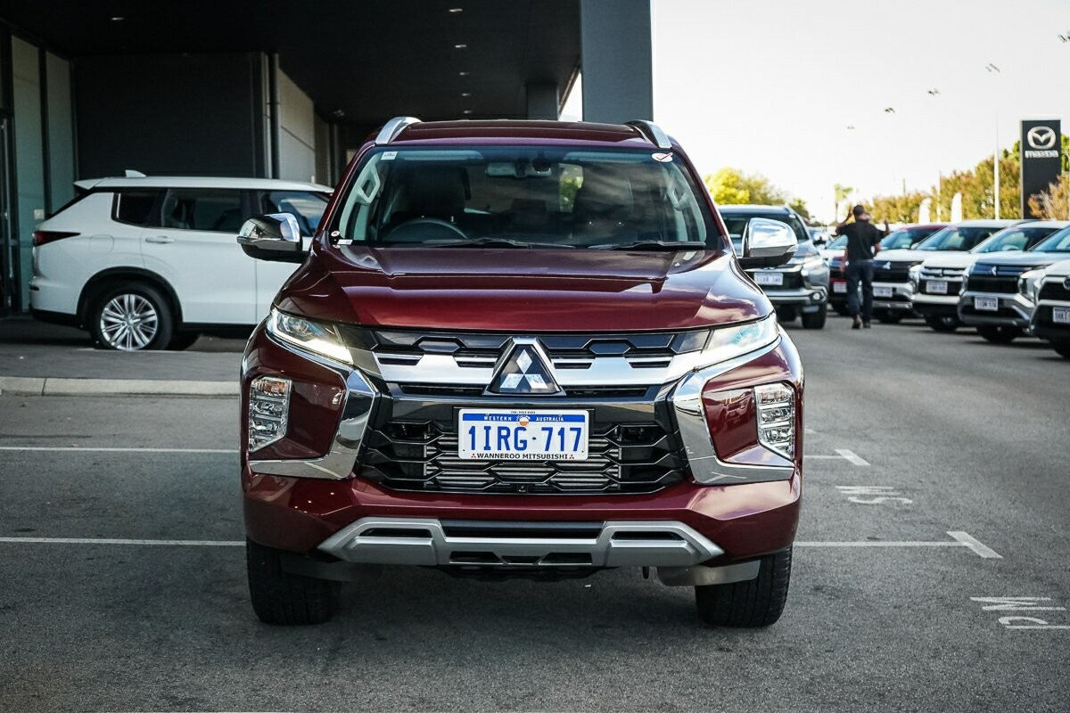 Mitsubishi Pajero Sport image 2