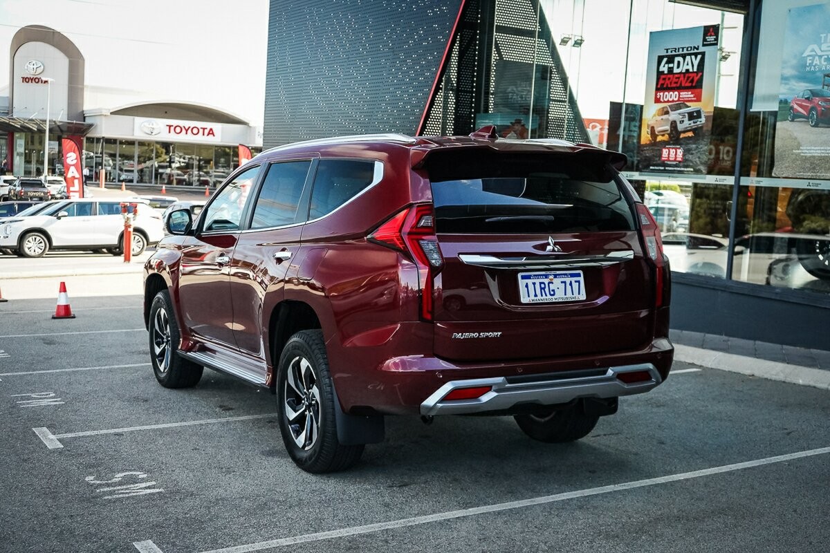 Mitsubishi Pajero Sport image 3