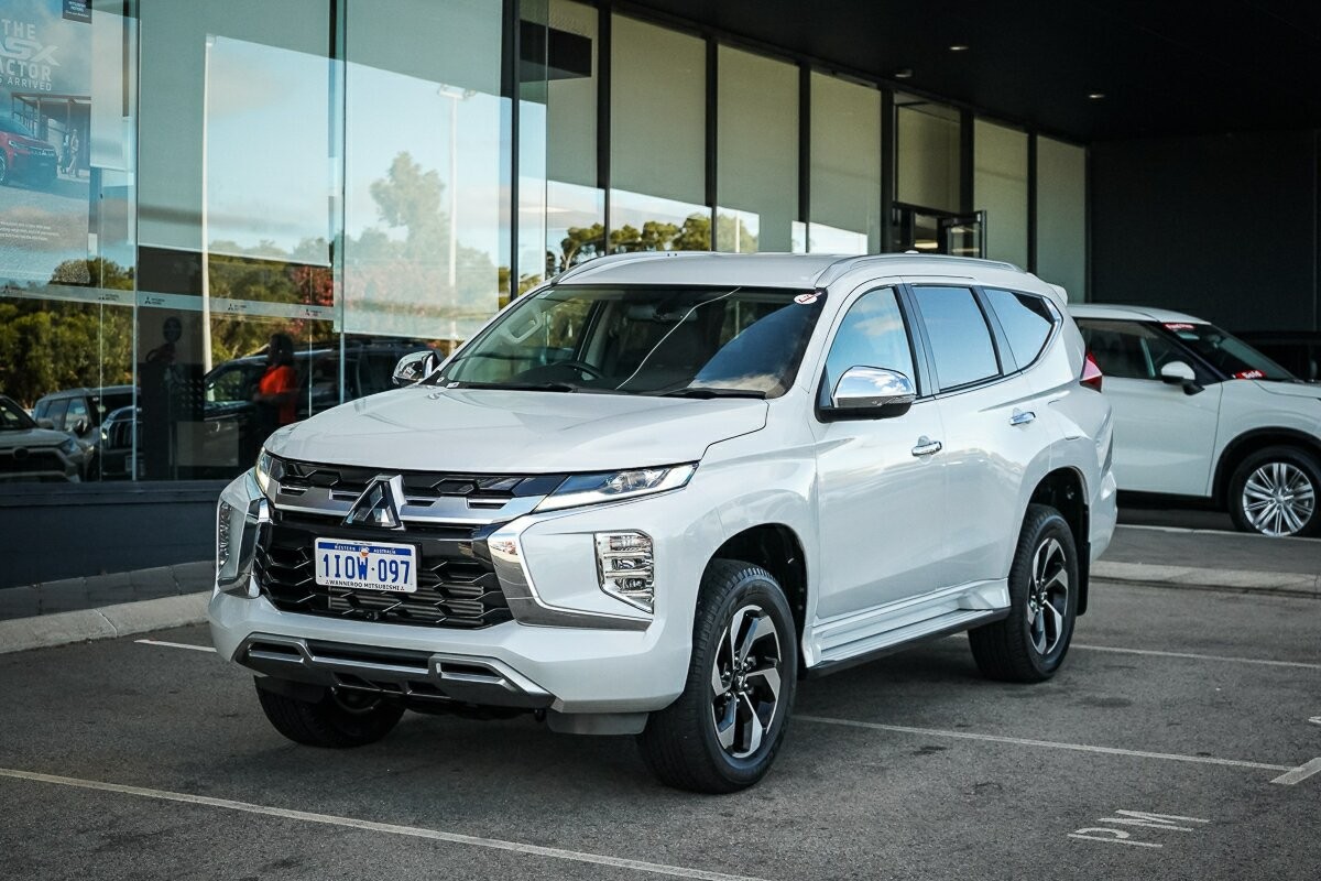 Mitsubishi Pajero Sport image 1