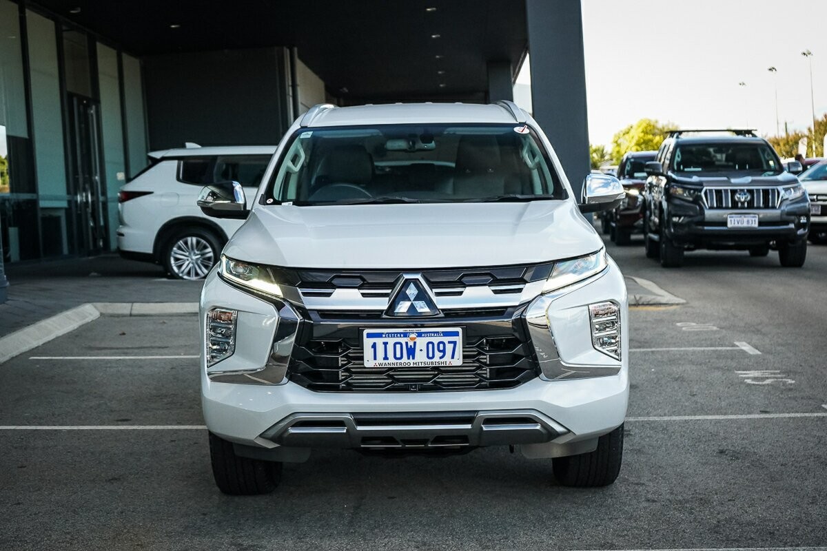 Mitsubishi Pajero Sport image 2