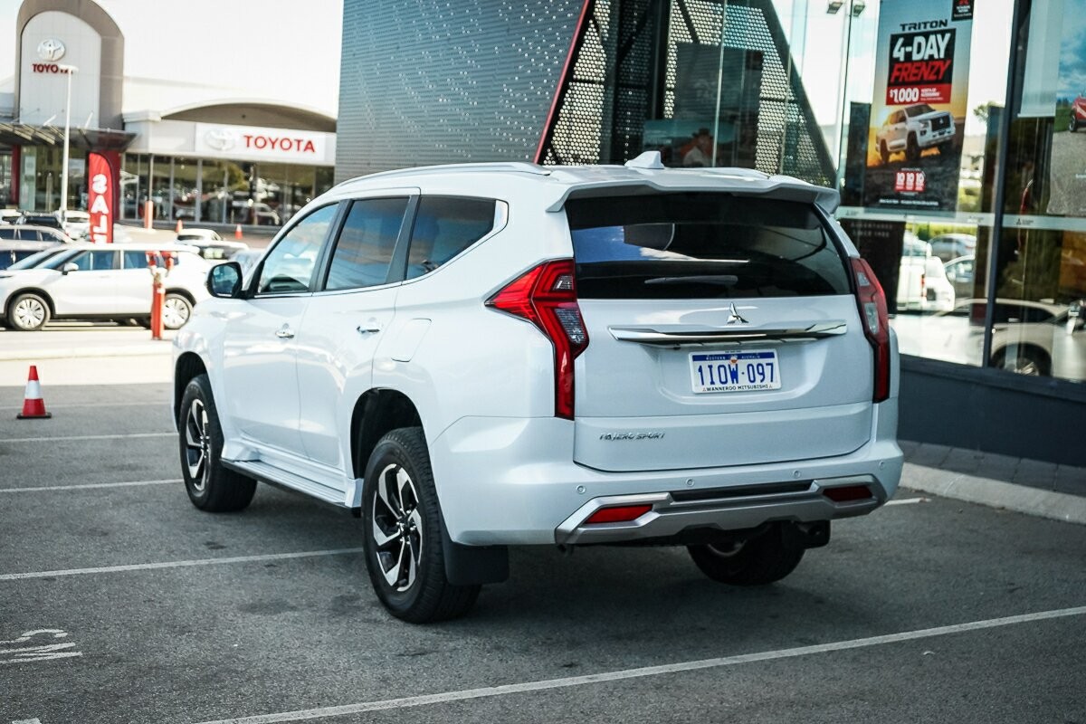 Mitsubishi Pajero Sport image 3