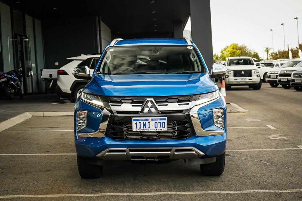 Mitsubishi Pajero Sport image 2