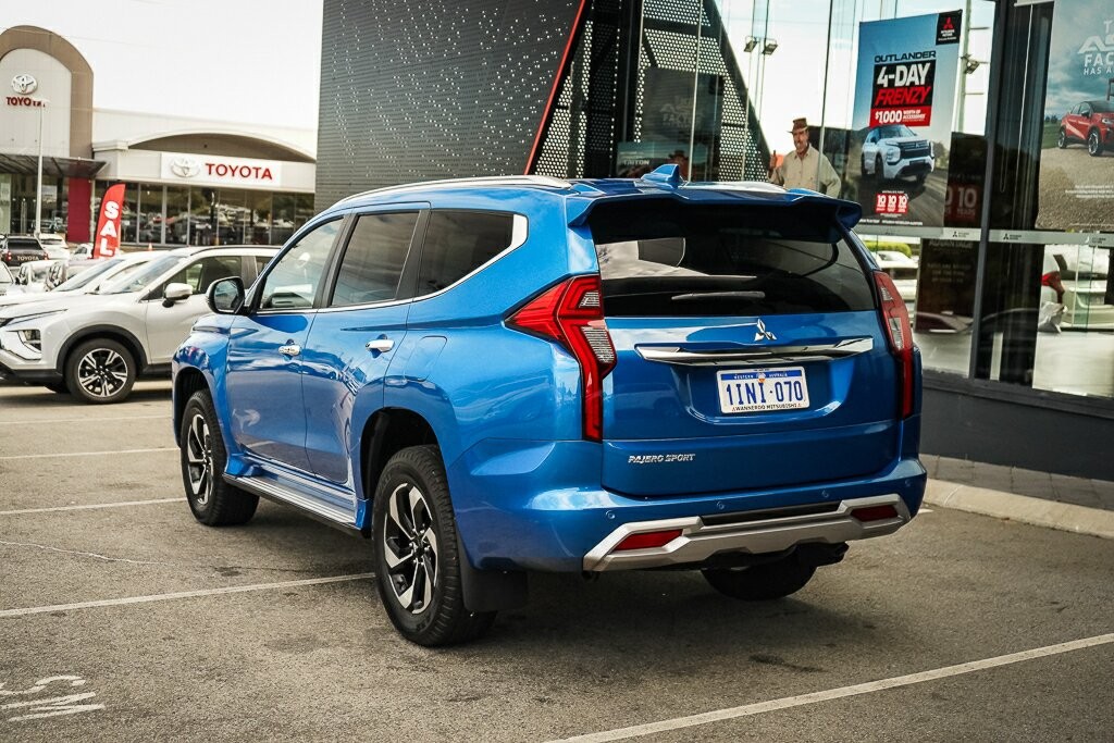 Mitsubishi Pajero Sport image 3