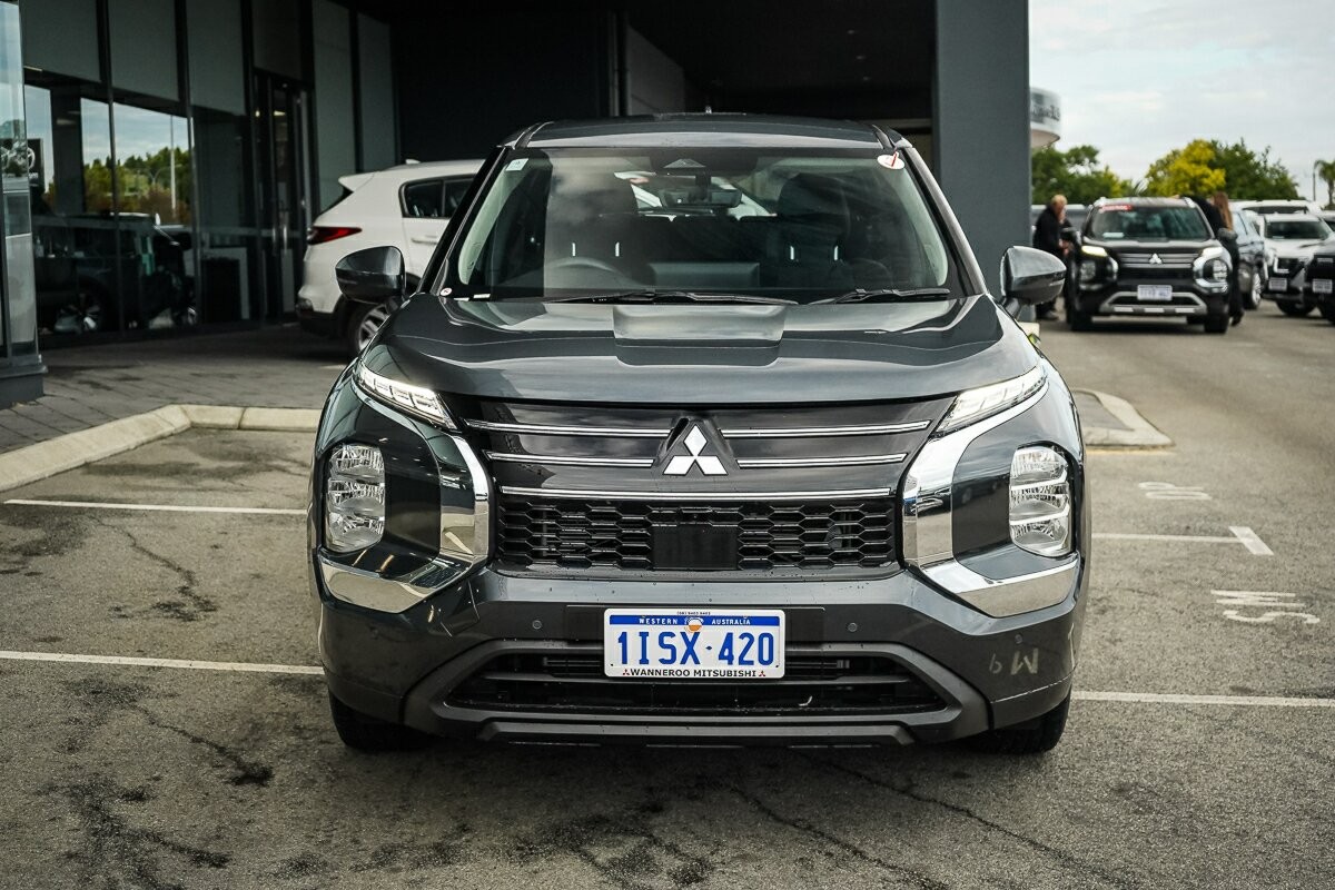 Mitsubishi Outlander image 2