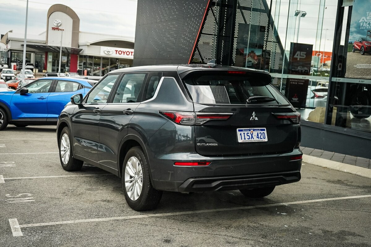 Mitsubishi Outlander image 3
