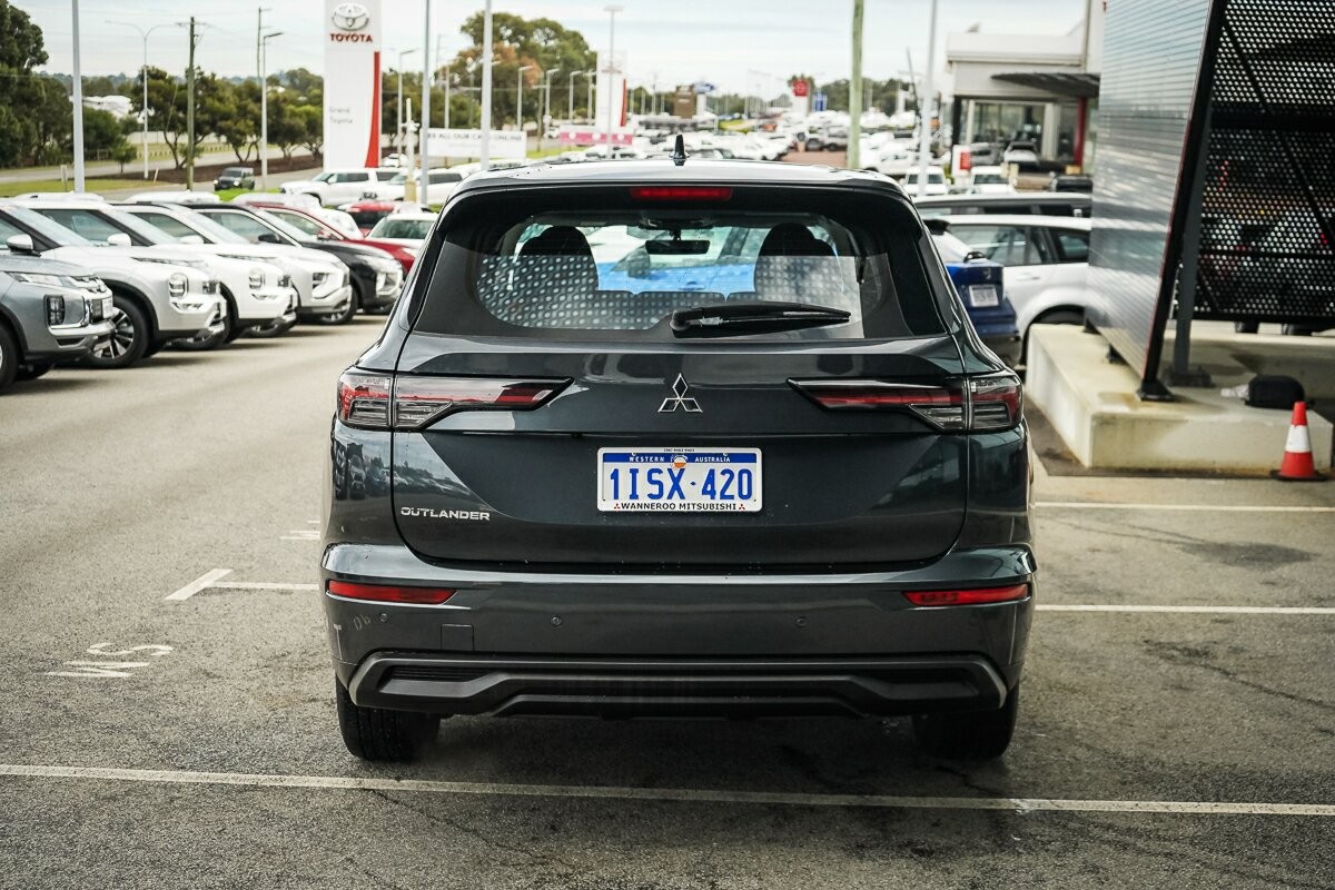 Mitsubishi Outlander image 4