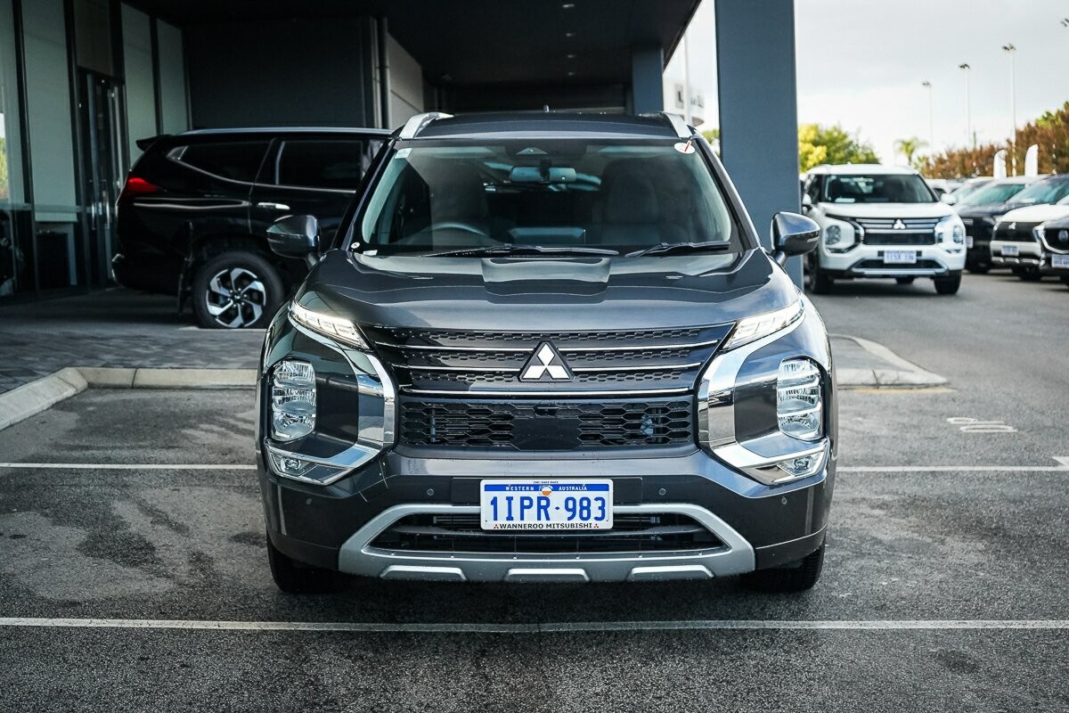 Mitsubishi Outlander image 2