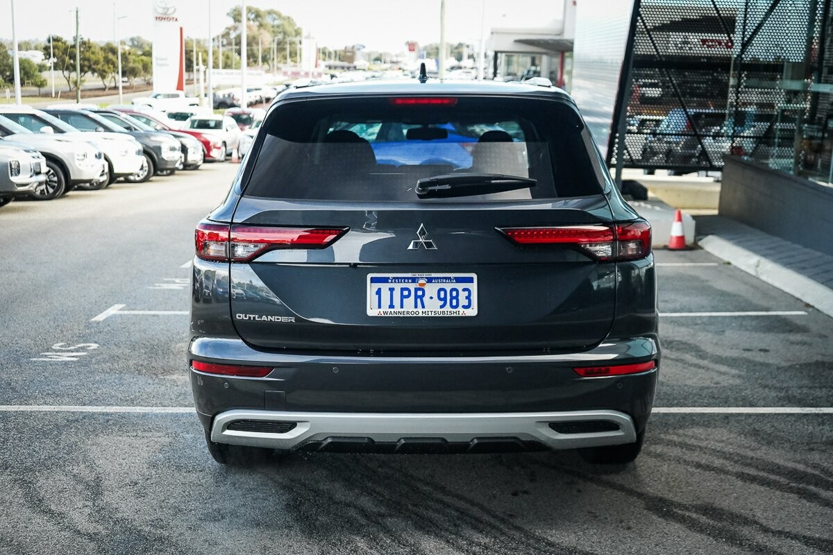 Mitsubishi Outlander image 4