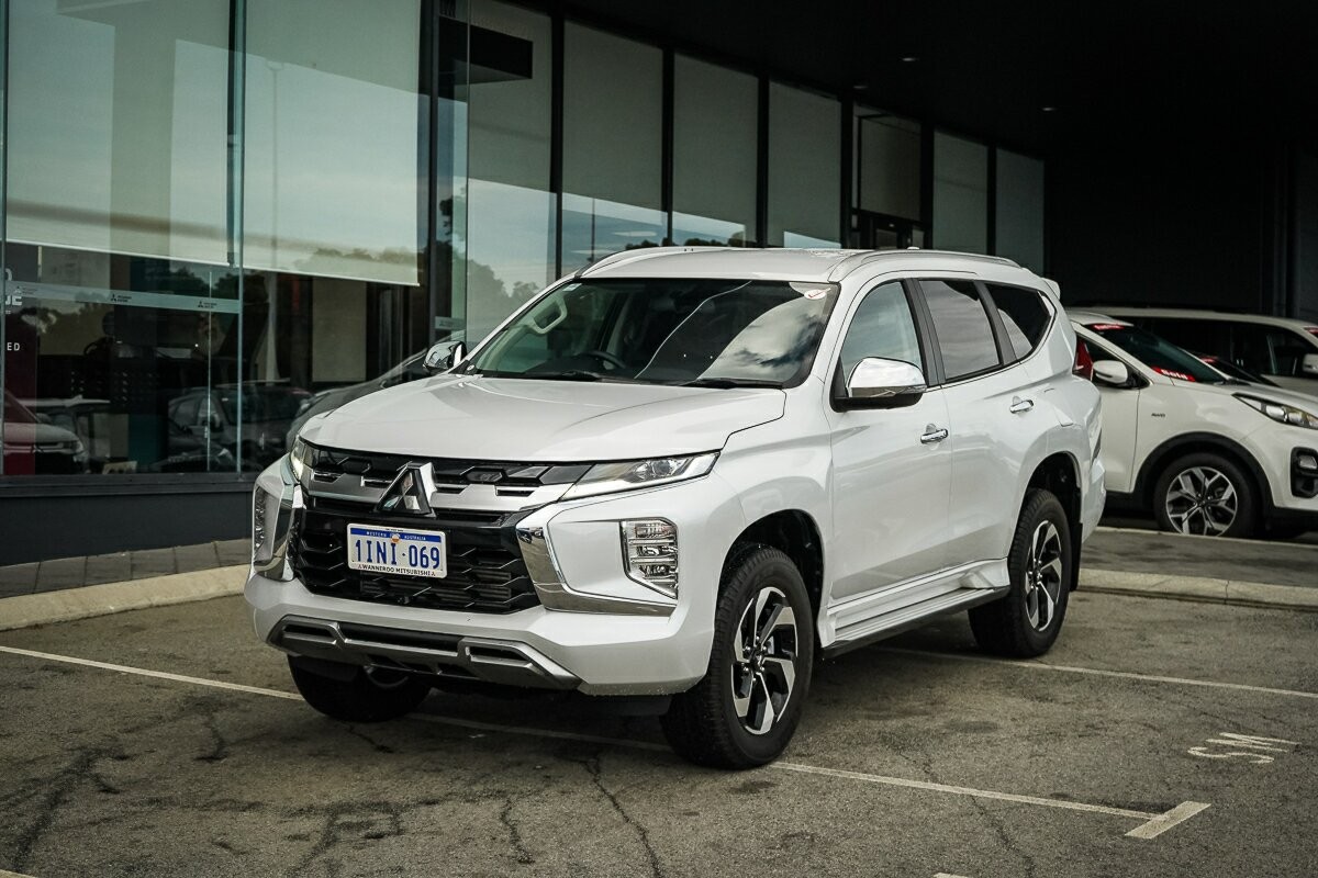 Mitsubishi Pajero Sport image 1