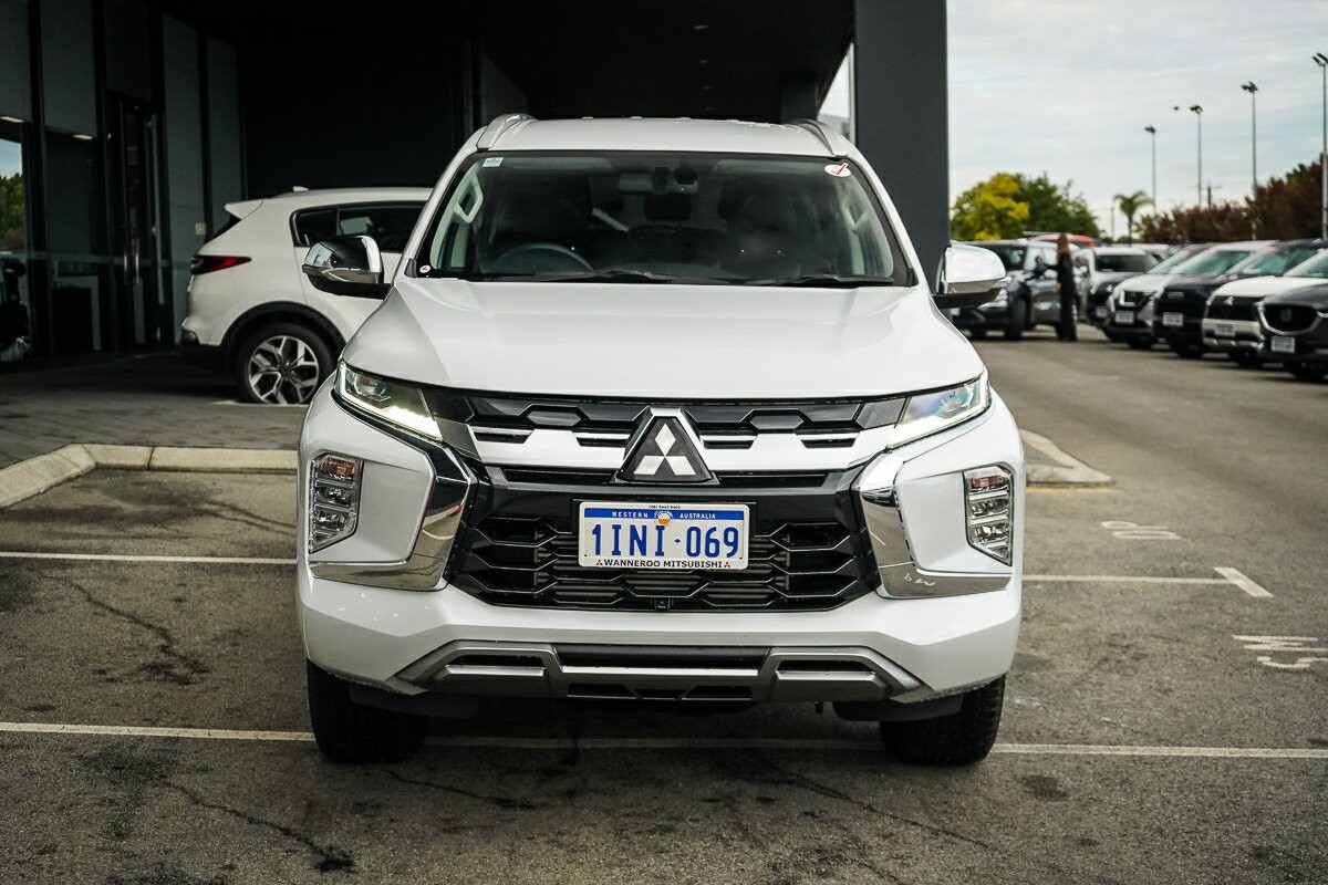 Mitsubishi Pajero Sport image 2