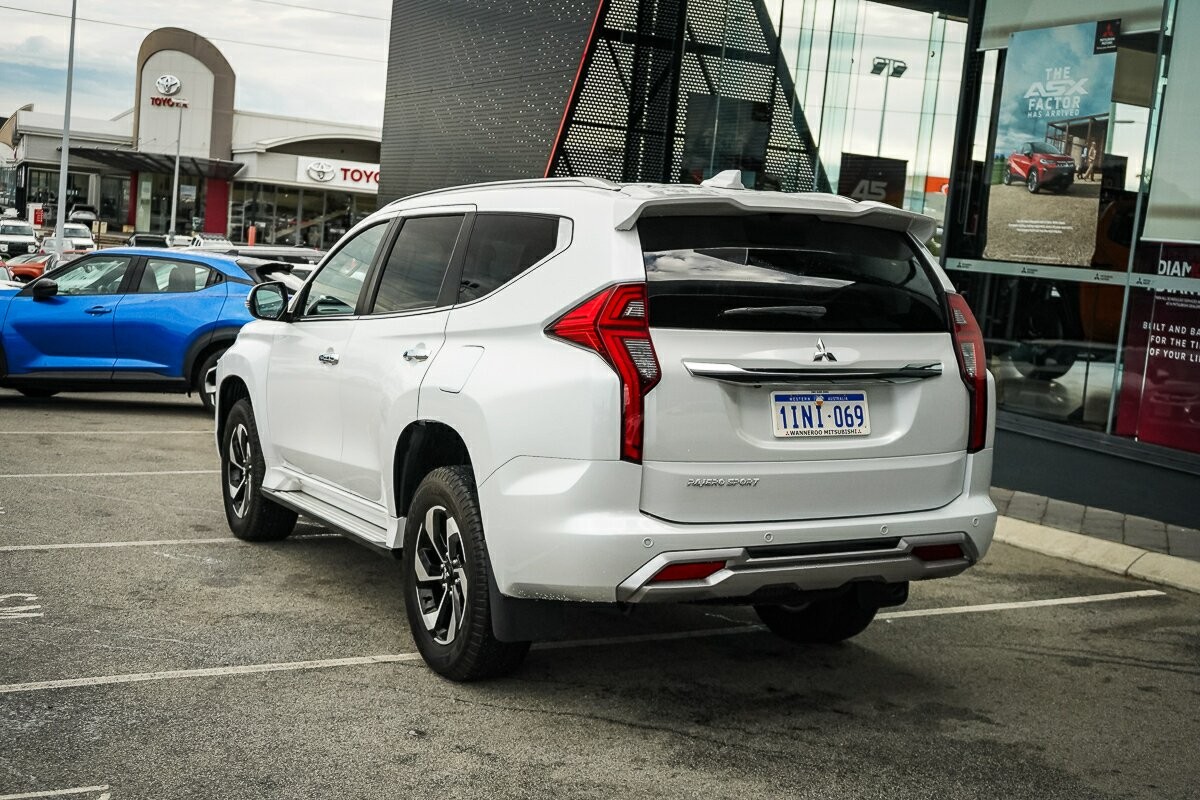 Mitsubishi Pajero Sport image 3