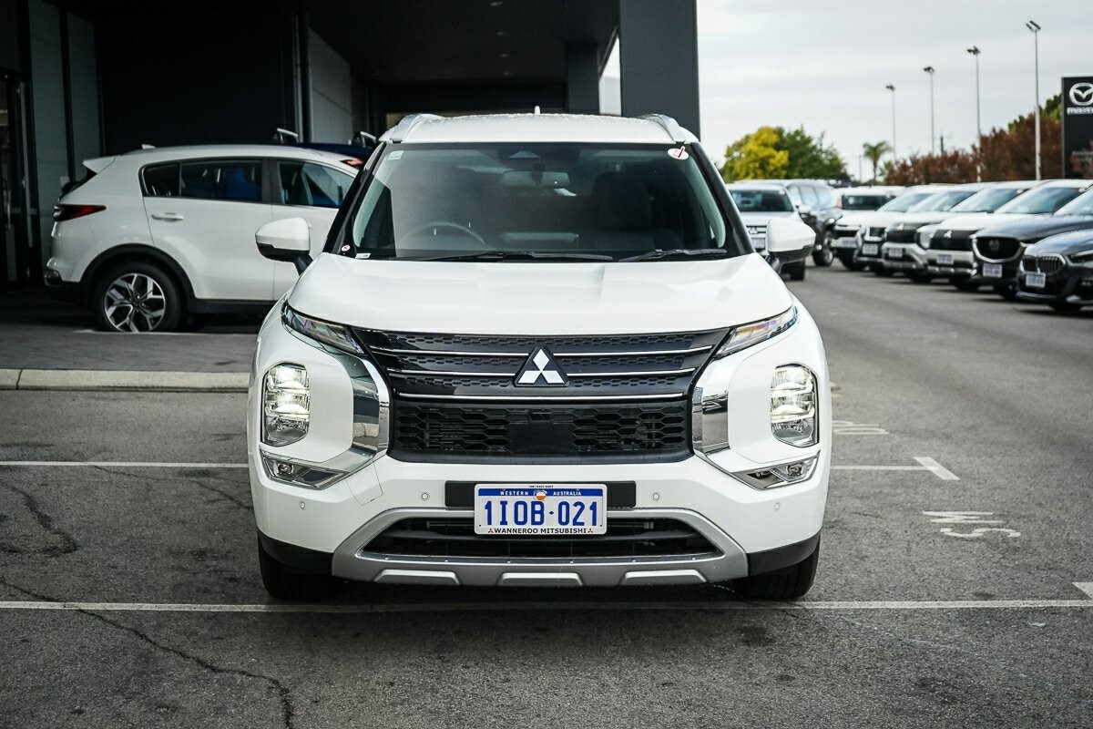 Mitsubishi Outlander image 2