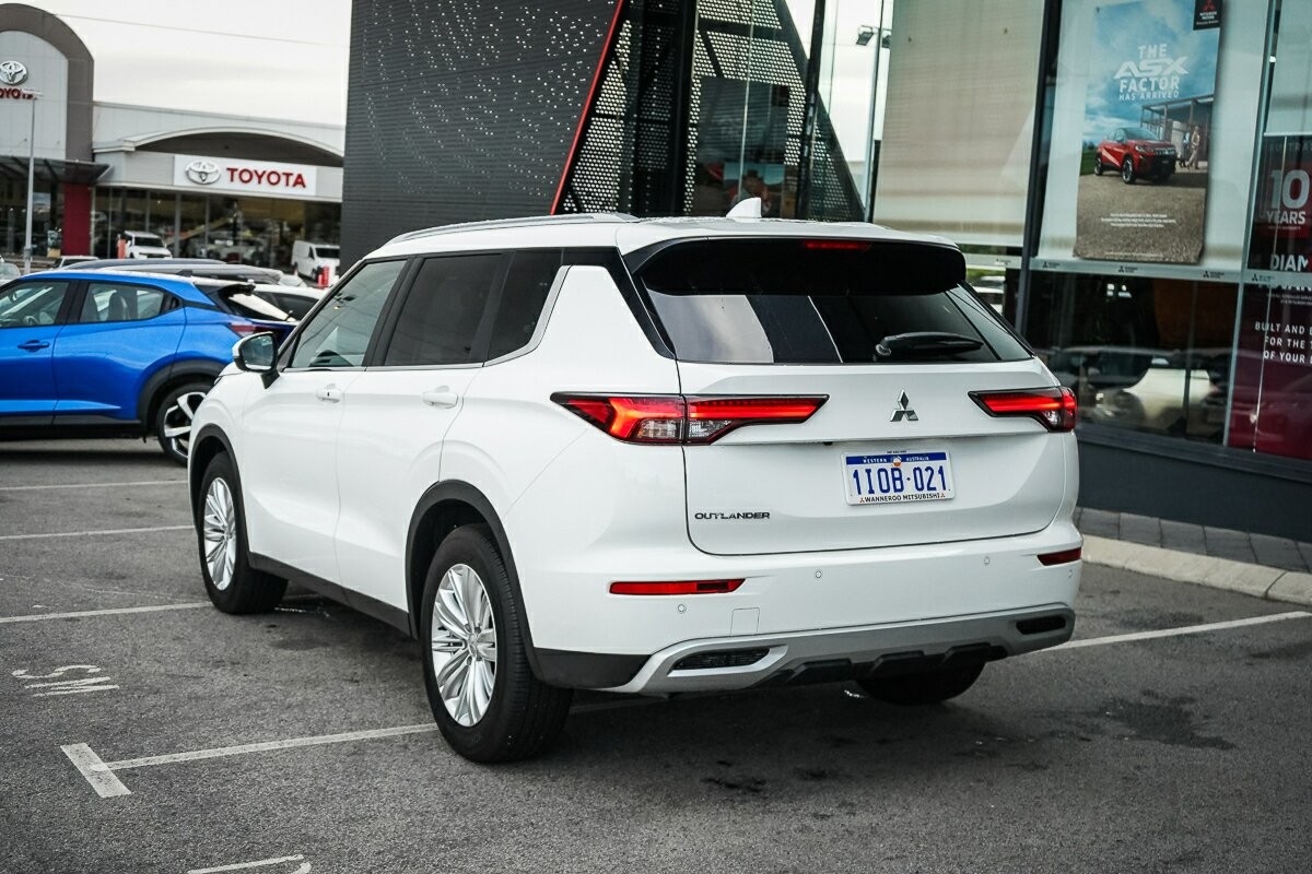 Mitsubishi Outlander image 3