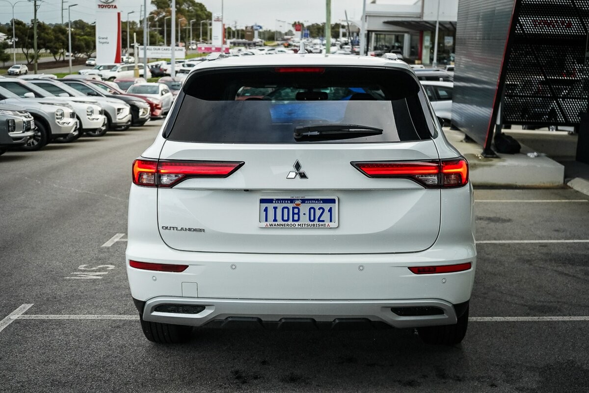 Mitsubishi Outlander image 4