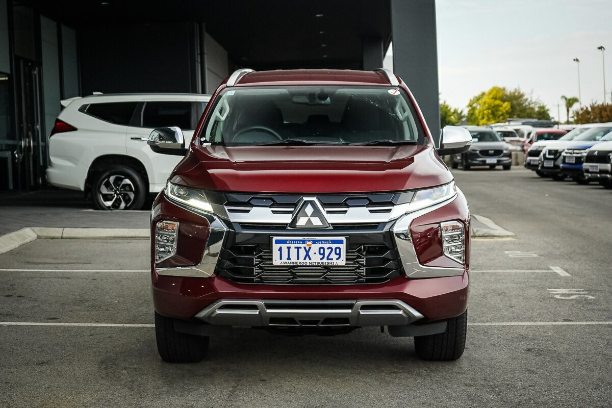 Mitsubishi Pajero Sport image 2