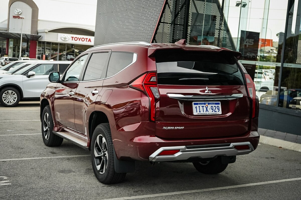 Mitsubishi Pajero Sport image 3