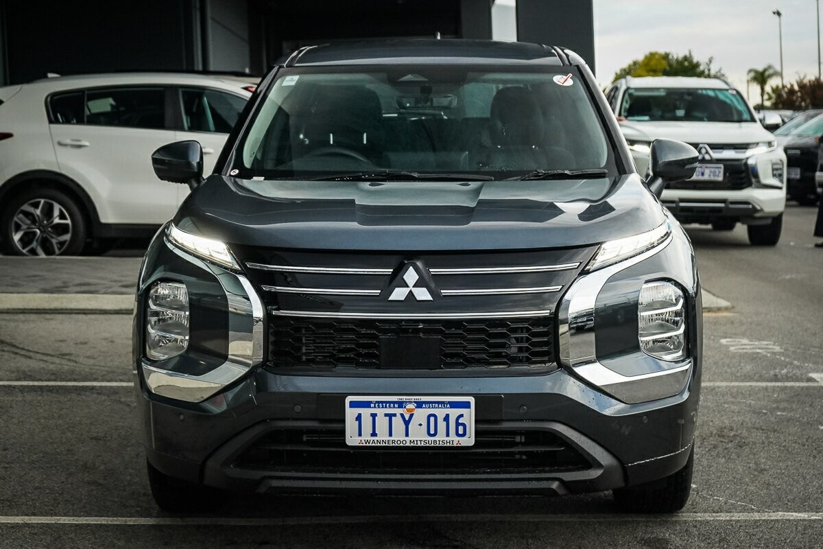 Mitsubishi Outlander image 2