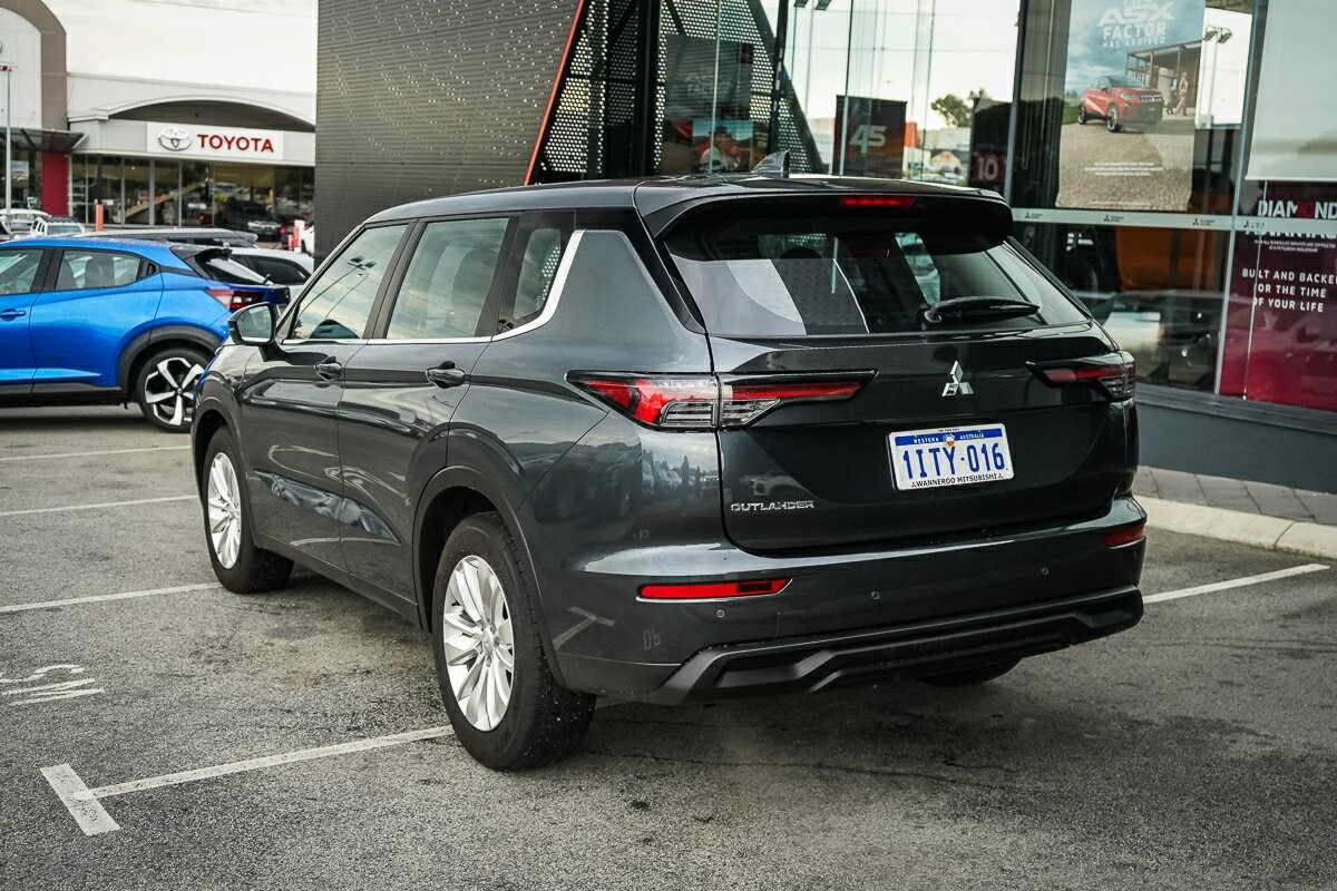 Mitsubishi Outlander image 3