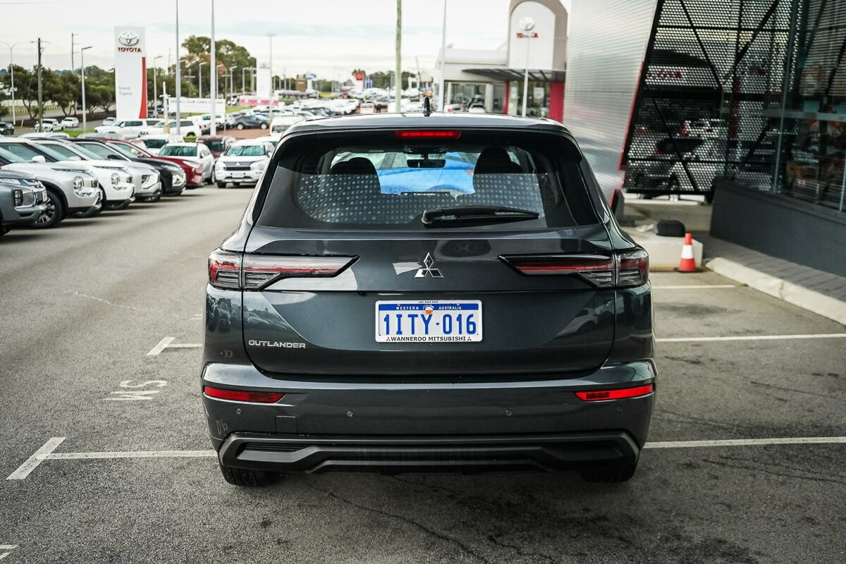 Mitsubishi Outlander image 4