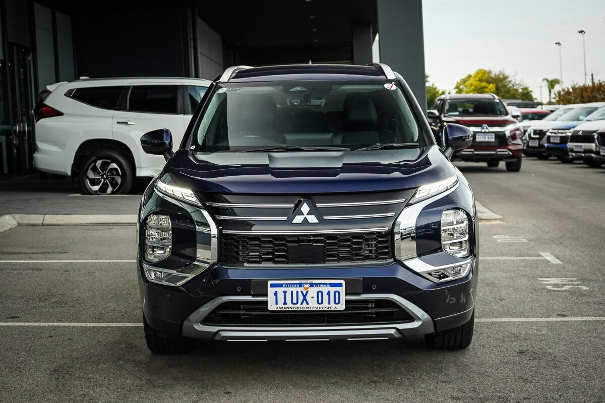 Mitsubishi Outlander image 2