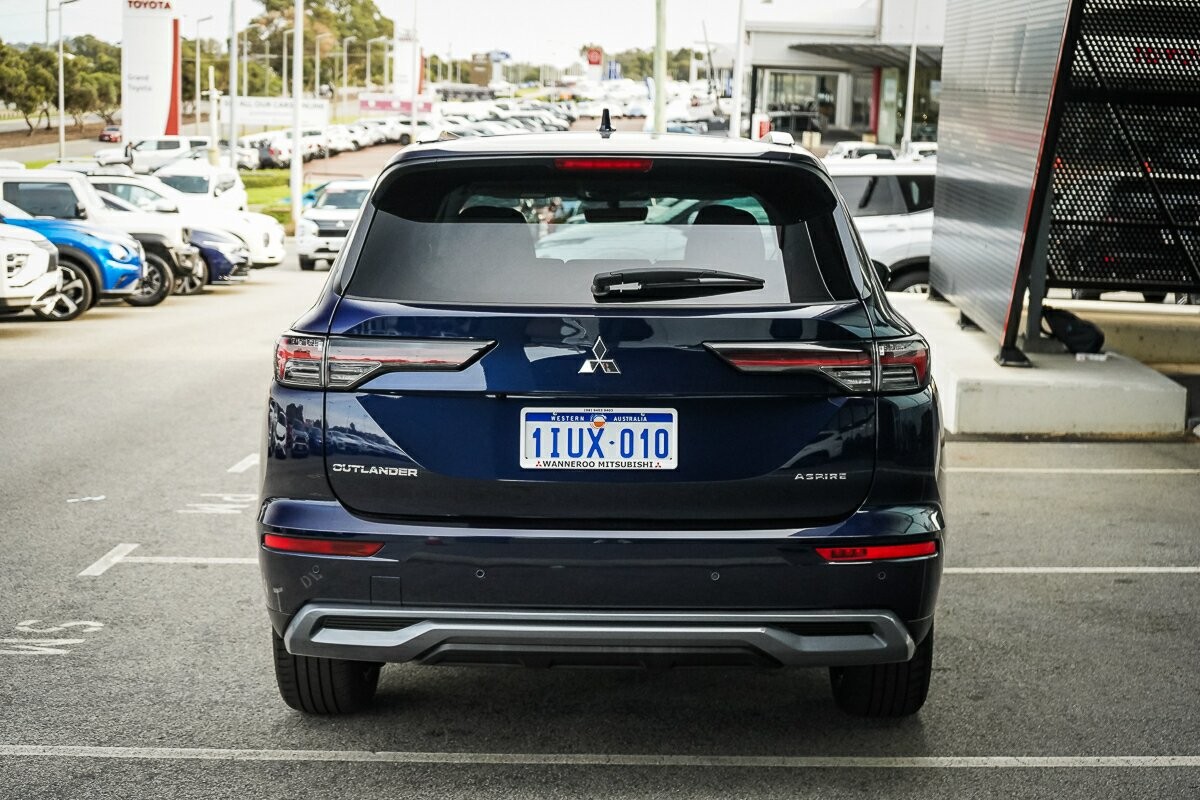 Mitsubishi Outlander image 4