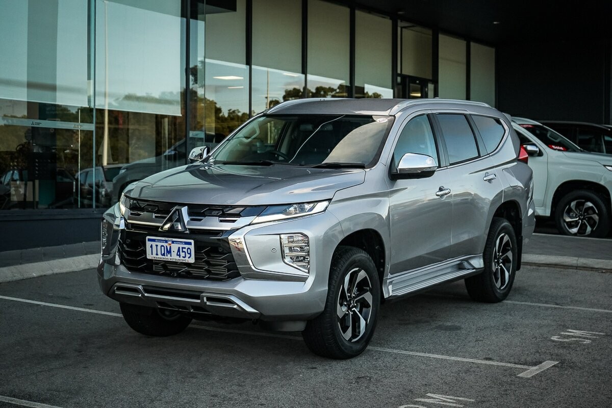 Mitsubishi Pajero Sport image 1