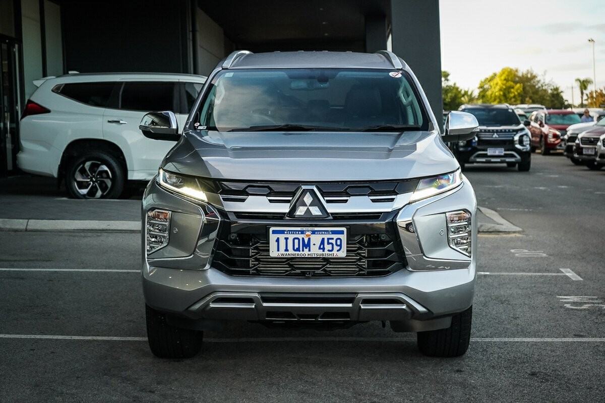 Mitsubishi Pajero Sport image 2