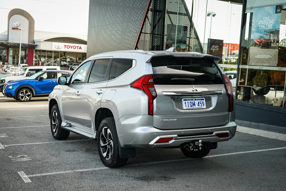 Mitsubishi Pajero Sport image 3