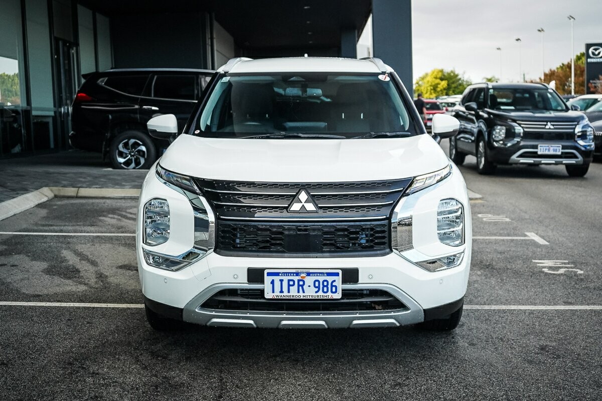 Mitsubishi Outlander image 2