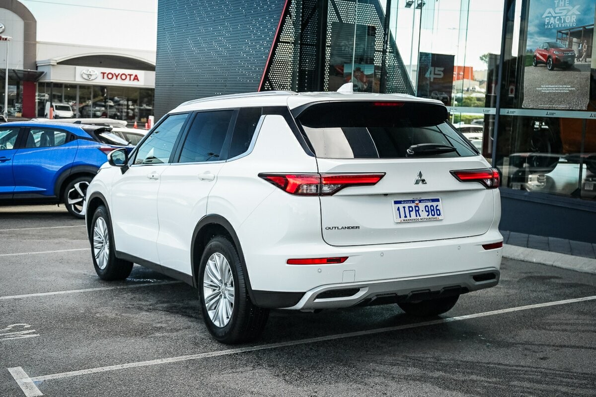 Mitsubishi Outlander image 3