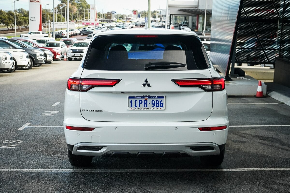 Mitsubishi Outlander image 4