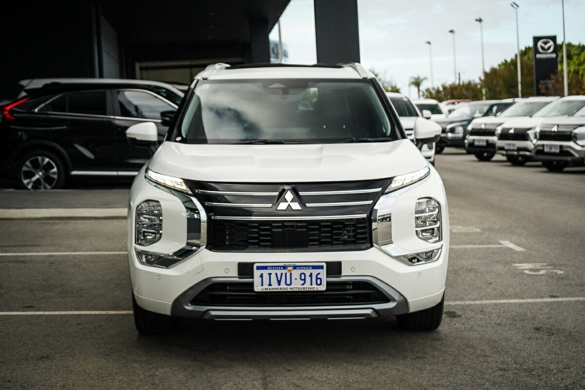 Mitsubishi Outlander image 2