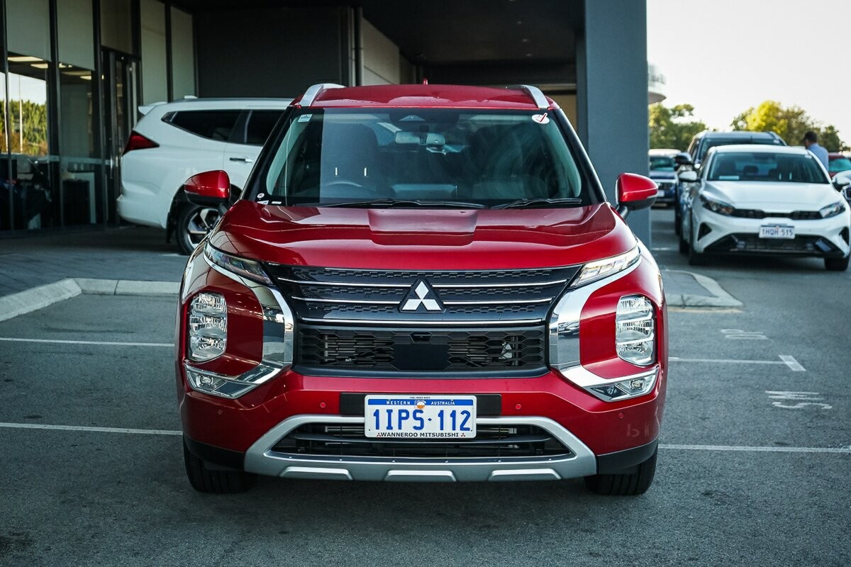 Mitsubishi Outlander image 2