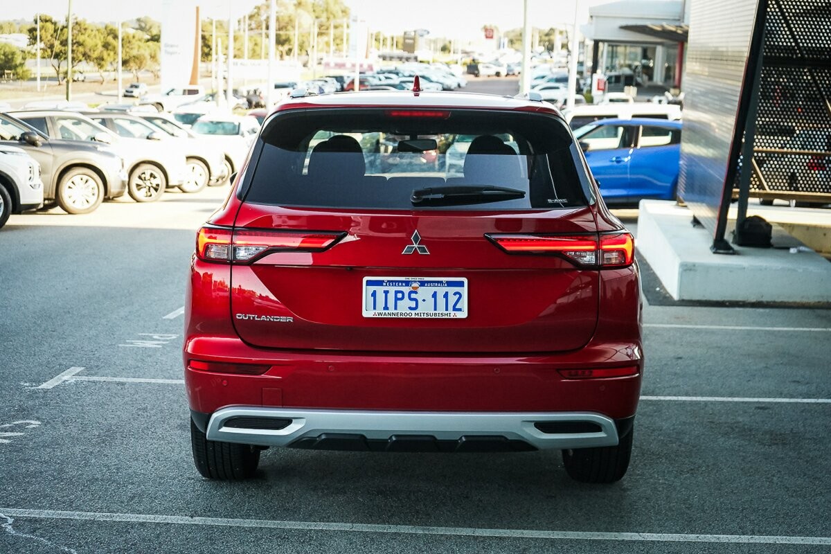 Mitsubishi Outlander image 4