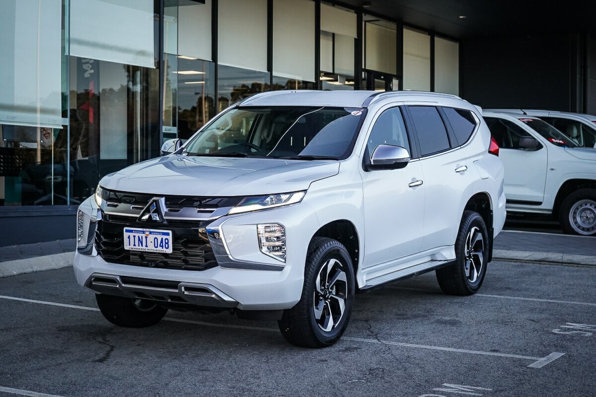 Mitsubishi Pajero Sport image 1