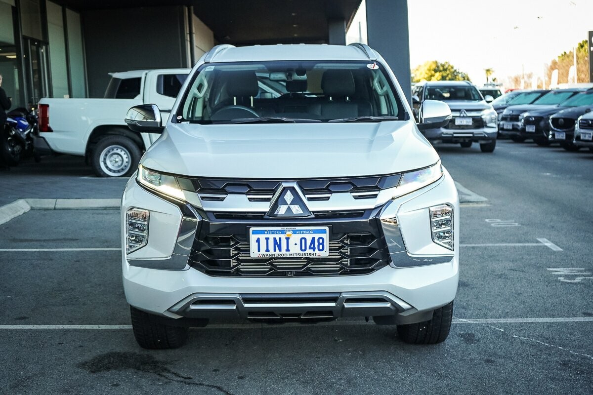 Mitsubishi Pajero Sport image 2