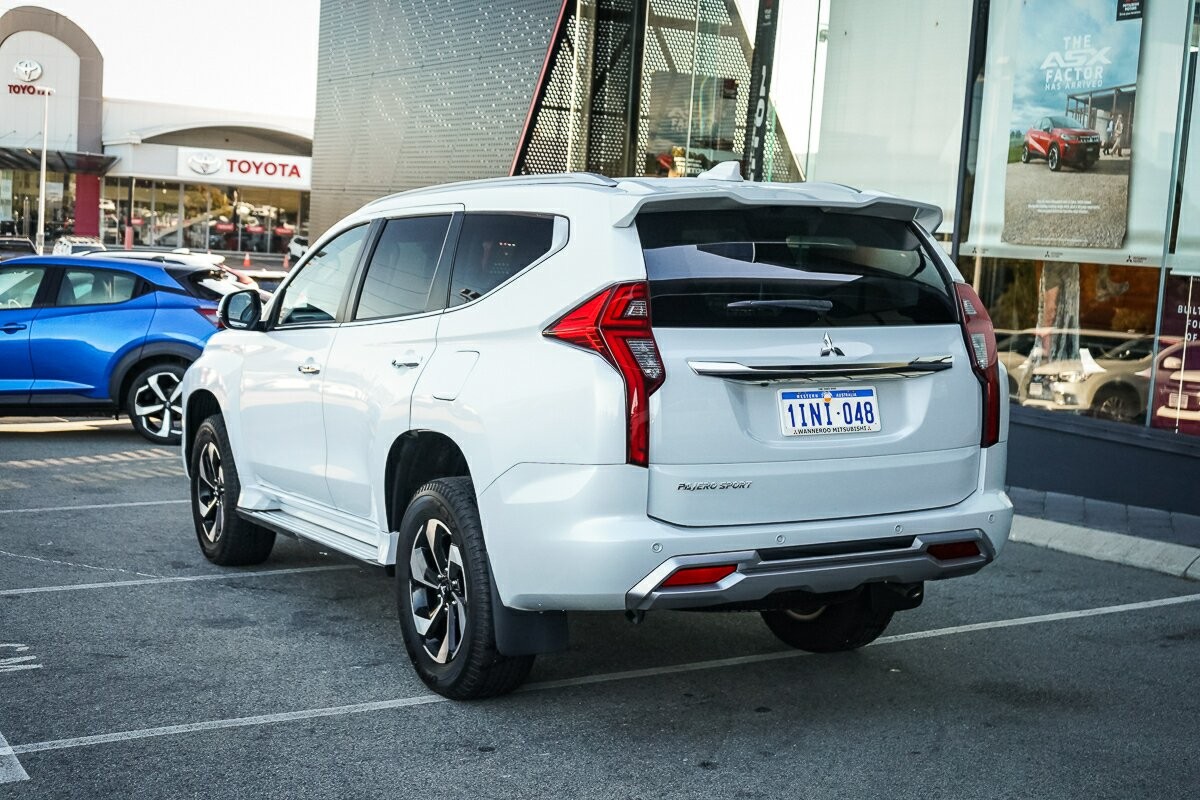 Mitsubishi Pajero Sport image 3