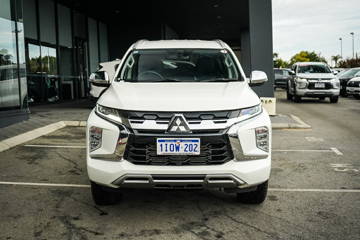 Mitsubishi Pajero Sport image 2