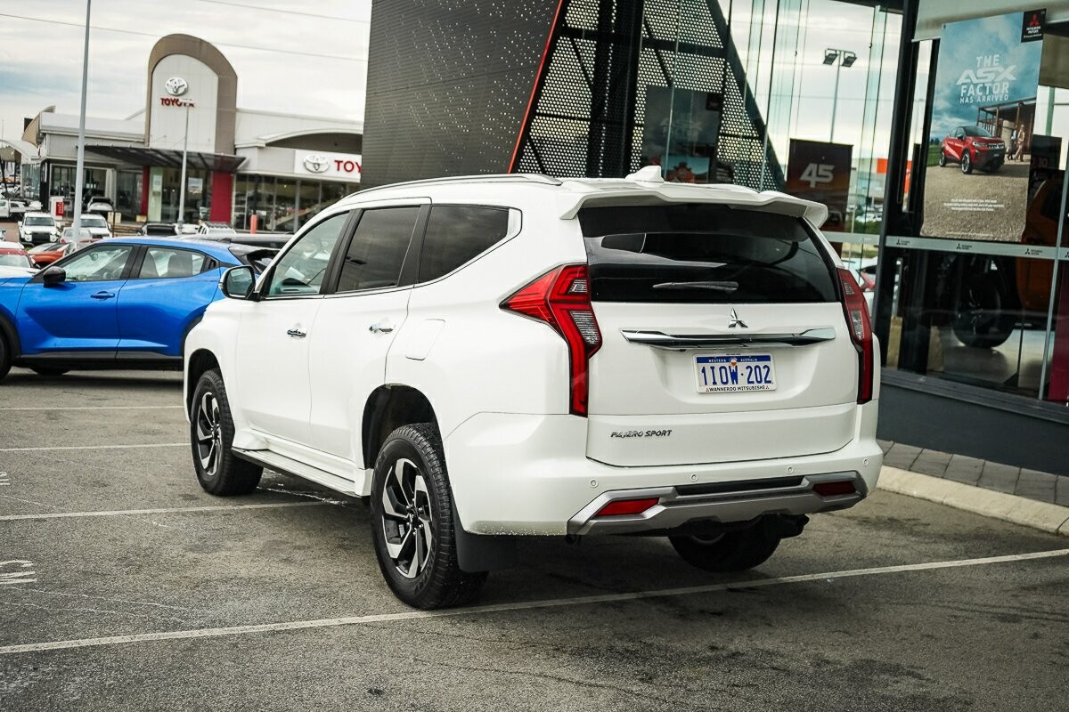 Mitsubishi Pajero Sport image 3