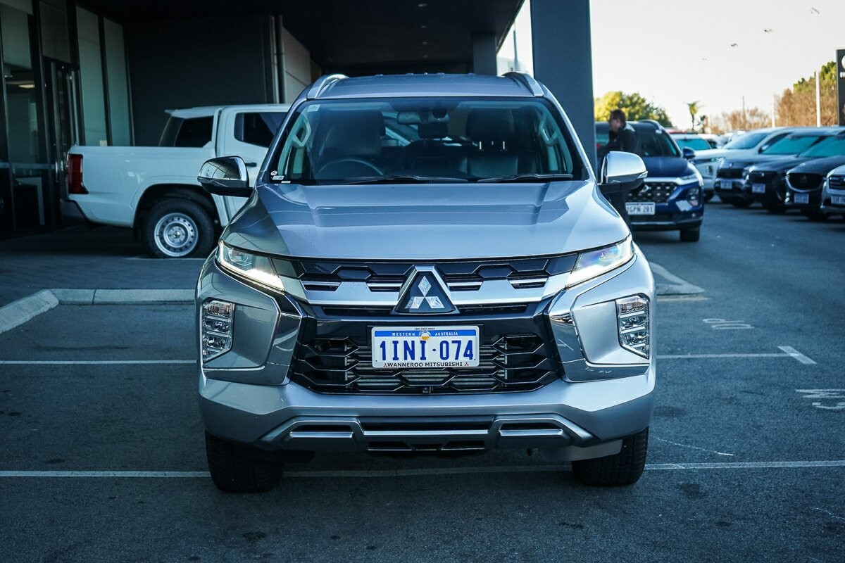 Mitsubishi Pajero Sport image 2